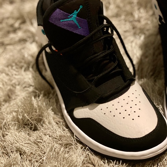 Sneakers - Picture 2 of 7